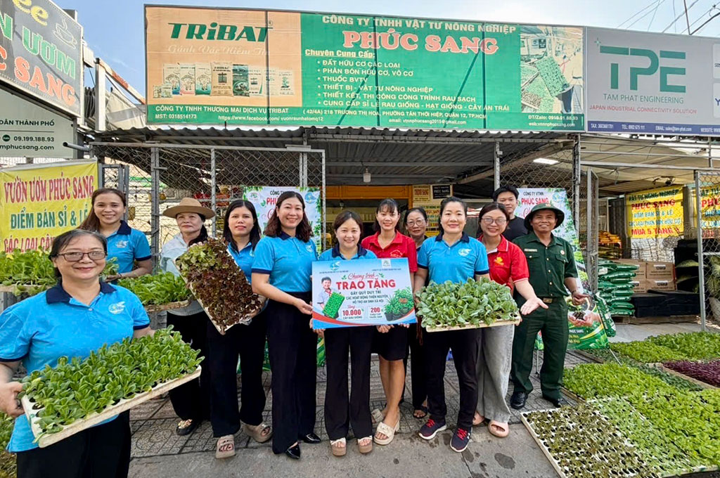 Trao tặng 10.000 cây rau giống và 200 chậu cây dược liệu gây quỹ thiện nguyện nhân Ngày môi trường thế giới 05/06