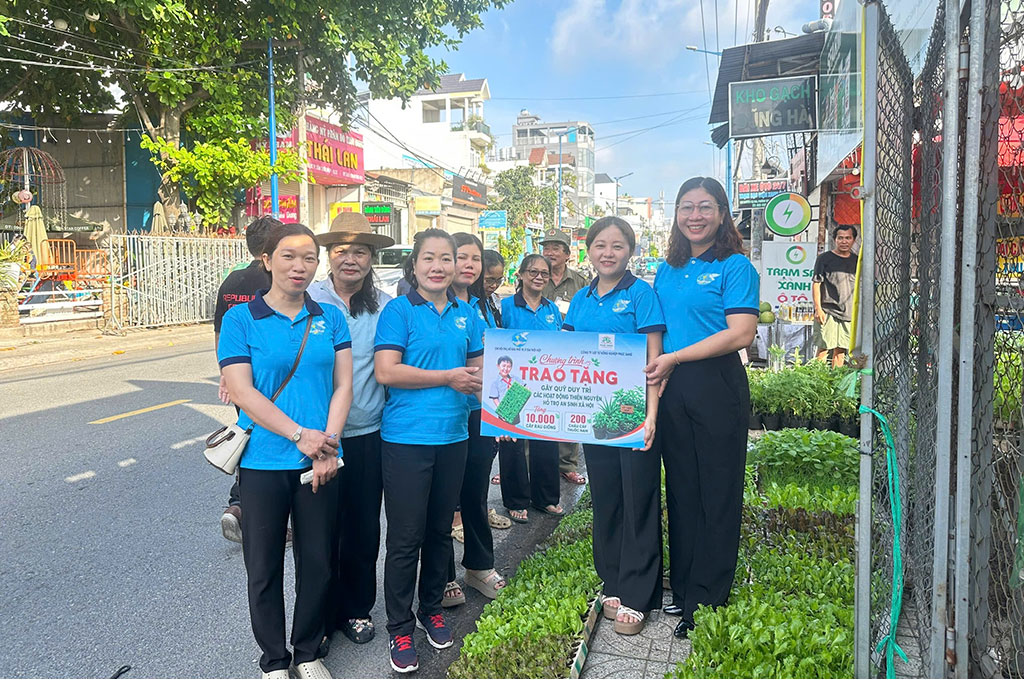 Trao tặng 10.000 cây rau giống và 200 chậu cây dược liệu gây quỹ thiện nguyện nhân Ngày môi trường thế giới 05/06