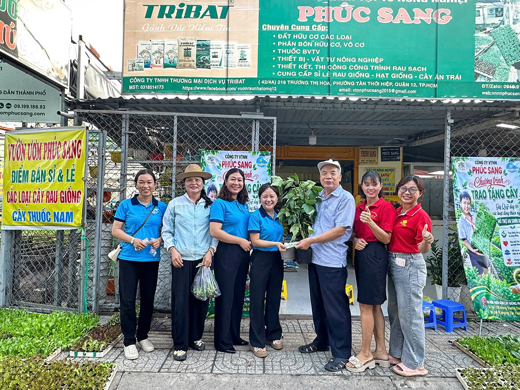 Trao tặng 10.000 cây rau giống và 200 chậu cây dược liệu gây quỹ thiện nguyện nhân Ngày môi trường thế giới 05/06