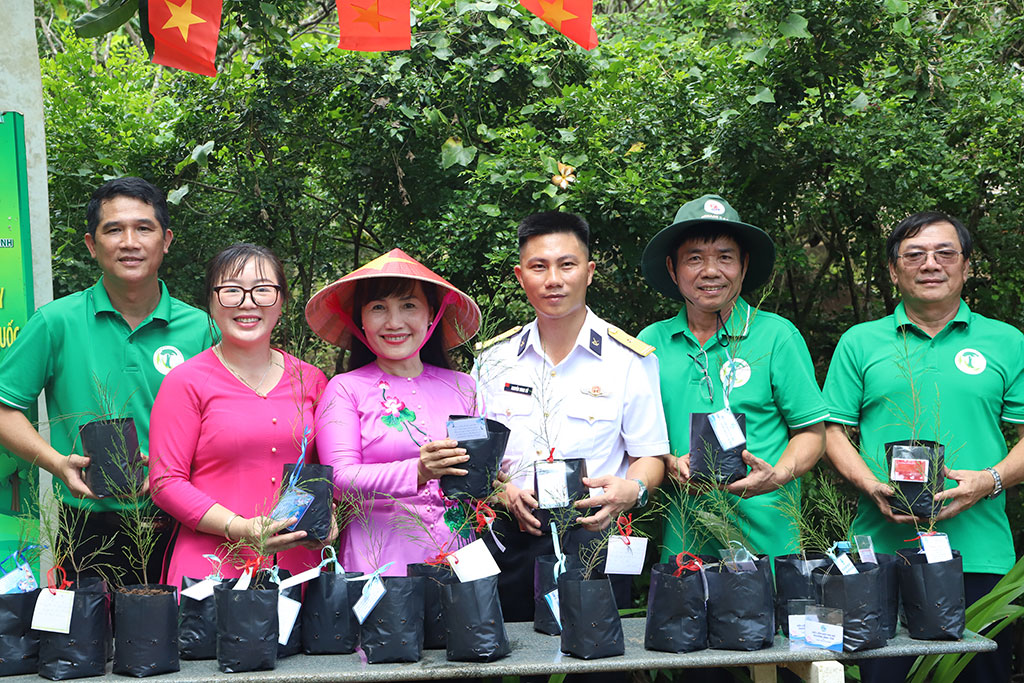 Ươm mầm xanh gửi Trường Sa – Lan tỏa chương trình “Một triệu cây vì biển đảo Tổ quốc, vì quê hương Việt Nam xanh”