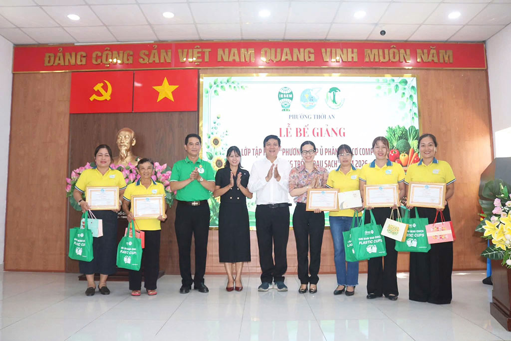 Lan tỏa kinh tế tuần hoàn từ lớp tập huấn ủ phân compost tại phường Thới An