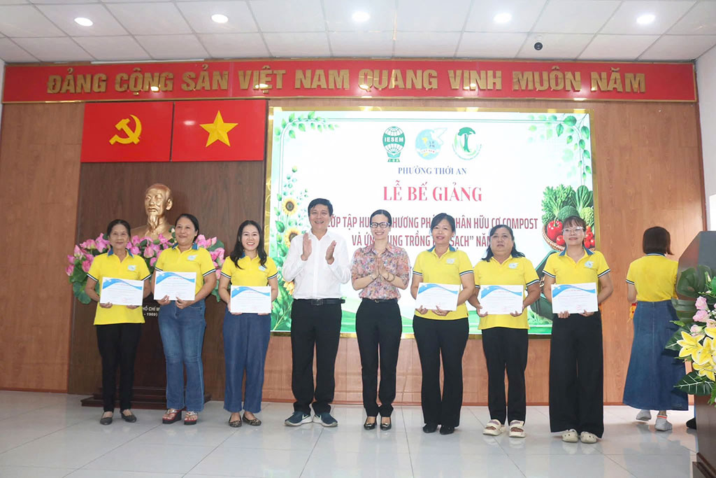 Lan tỏa kinh tế tuần hoàn từ lớp tập huấn ủ phân compost tại phường Thới An
